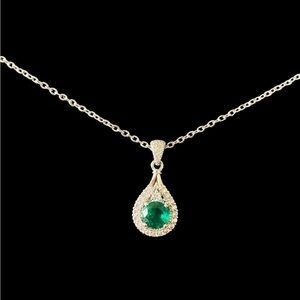 NWOT-SILVER TONE NECKLACE WITH GREEN RHINESTONE GEM